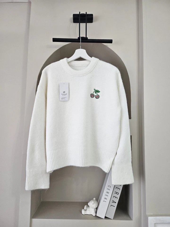 KİRAZ İŞLEMELİ YUMOŞ KAZAK