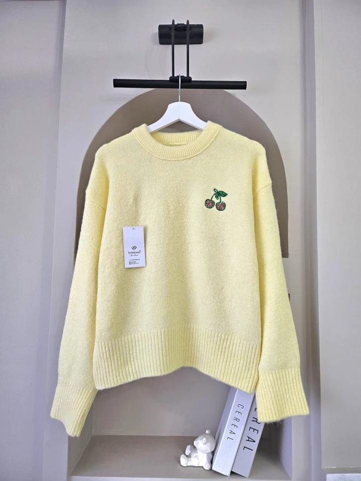 KİRAZ İŞLEMELİ YUMOŞ KAZAK