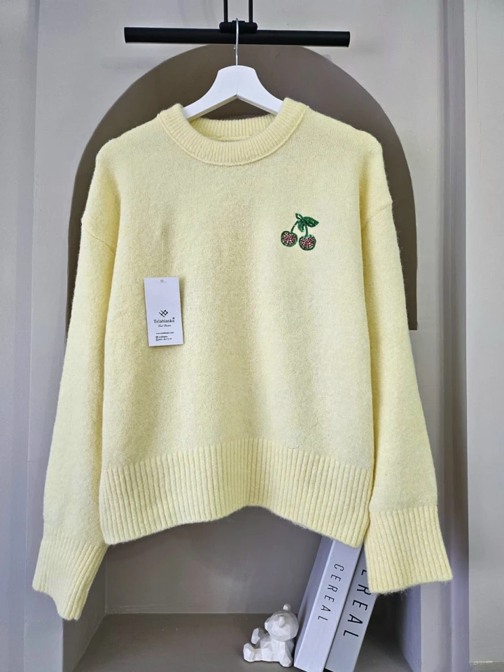 KİRAZ İŞLEMELİ YUMOŞ KAZAK