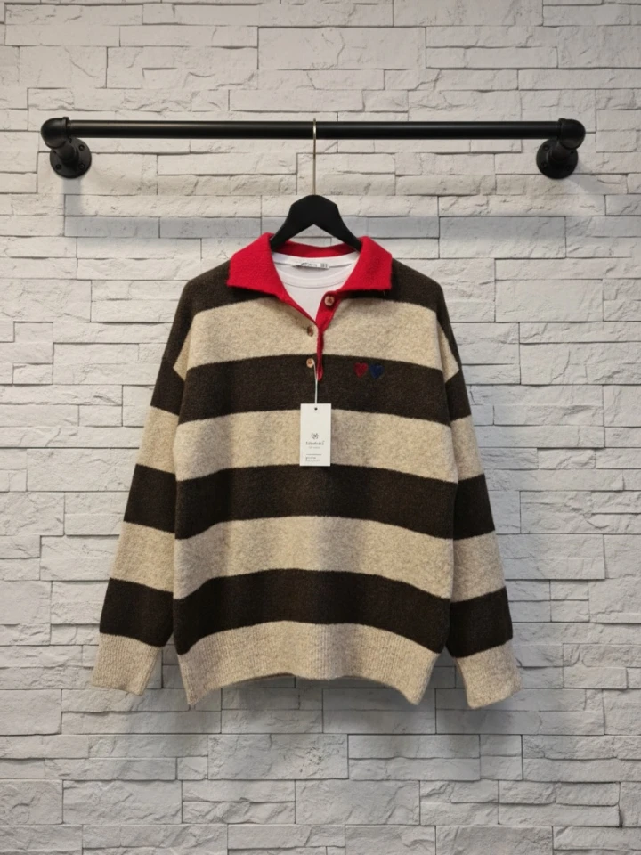 Polo Yaka Çizgili Kalp Detaylı Kazak