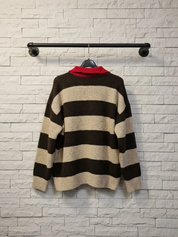 Polo Yaka Çizgili Kalp Detaylı Kazak