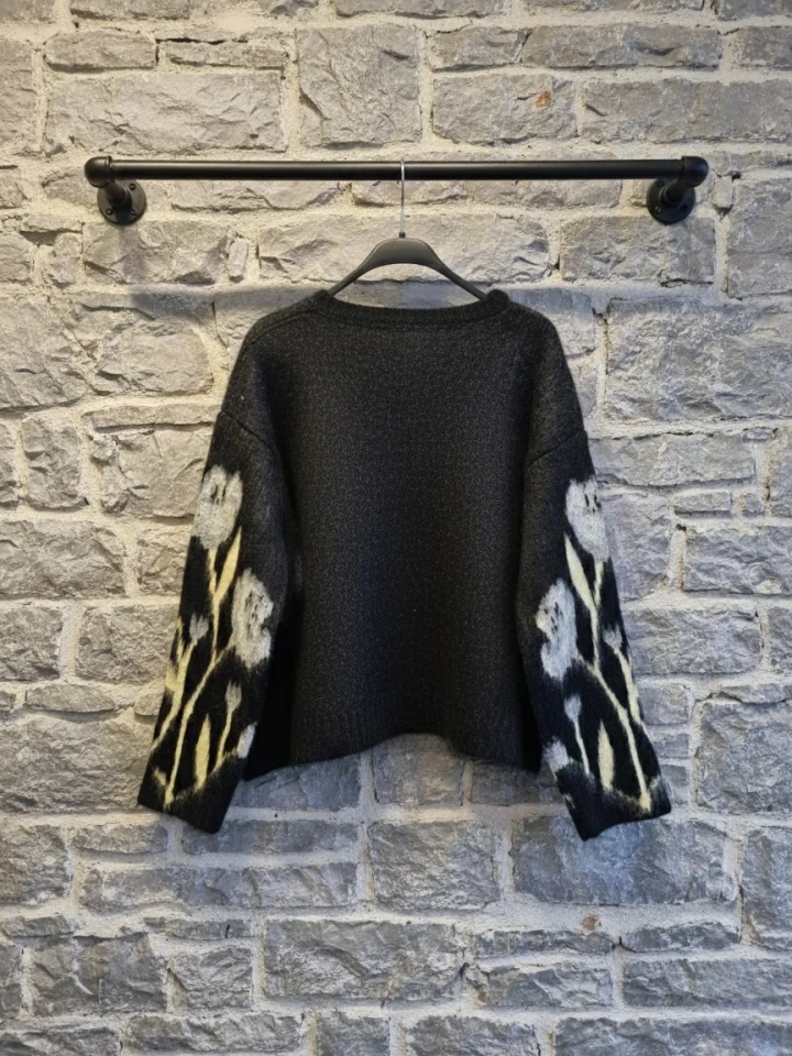 Siyah Oversize Çiçek Desenli Kazak